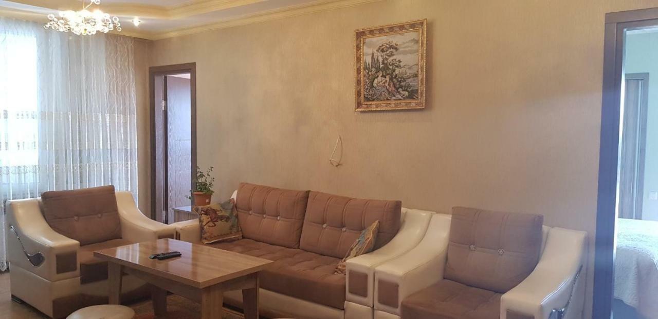 Tamar'S Apartment On Inasaridze 7A บาทูมิ ภายนอก รูปภาพ